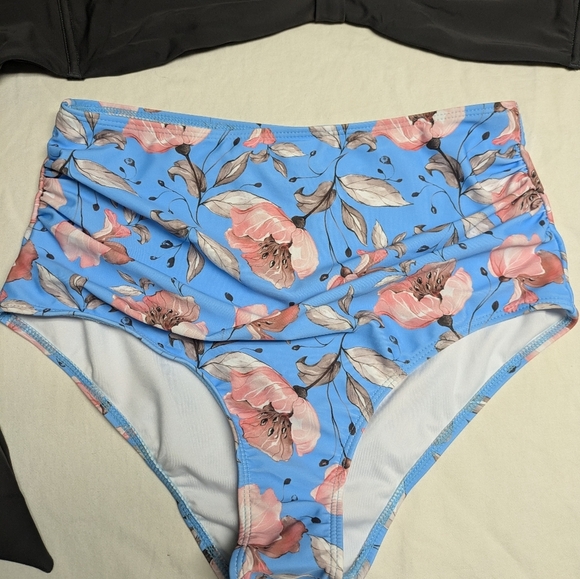 3-PC Bikini Set Size S/M Grey matching bandeau/low rise bottoms & floral bottoms - Picture 5 of 10